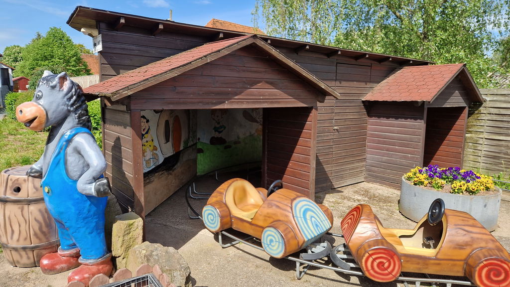 Baumstamm-Autorallye "Fred Feuerstein"