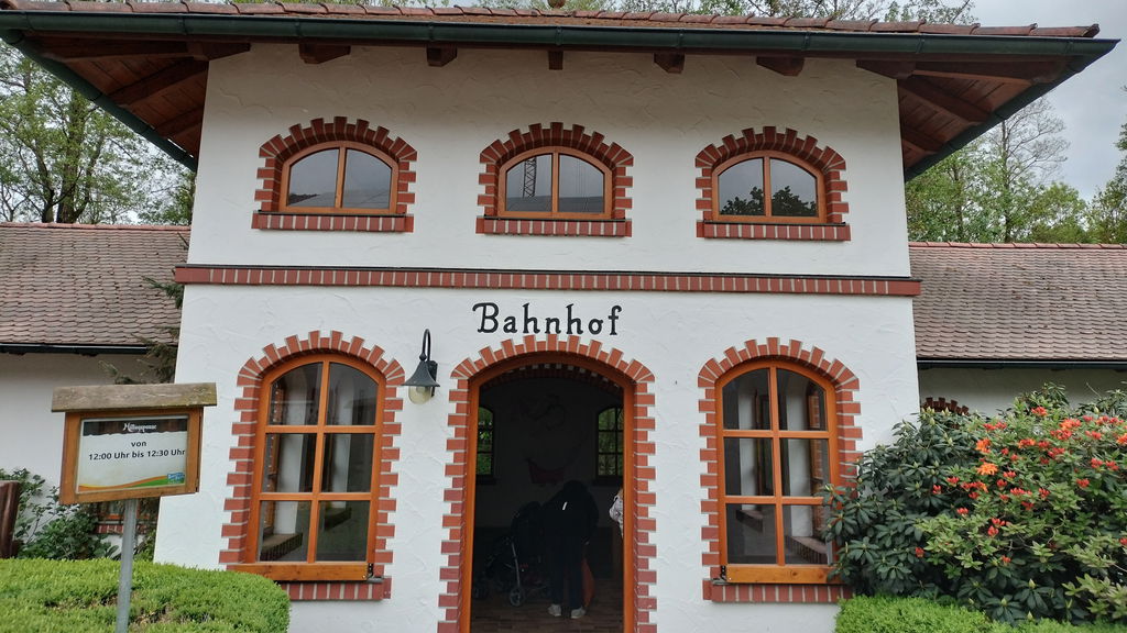 Bahnhof mit Parkrundfahrt