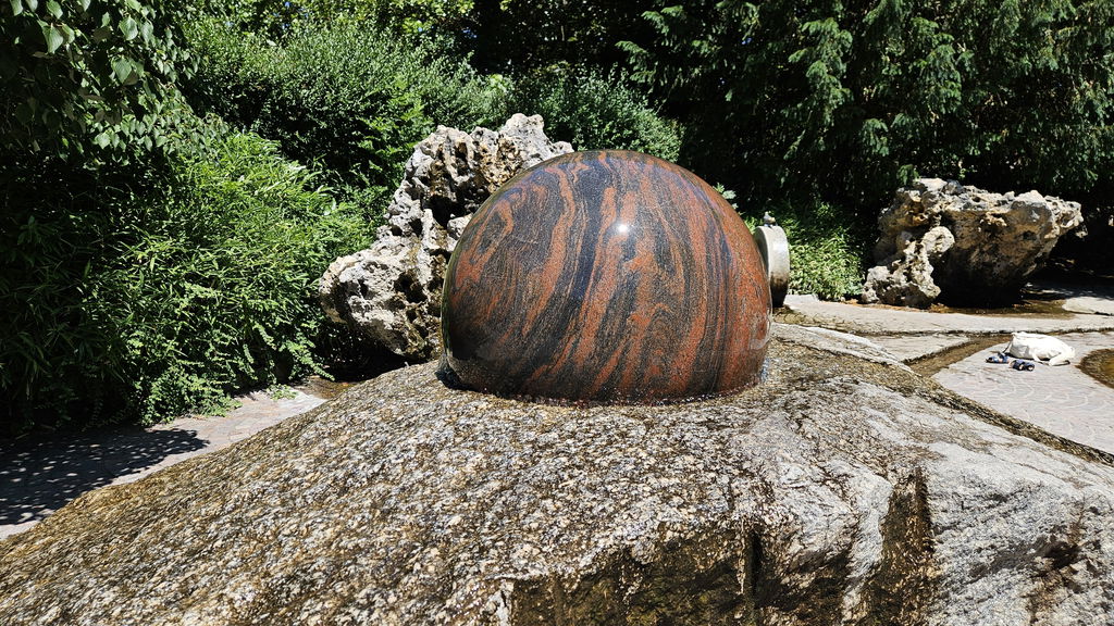 Schwimmende Granitkugel