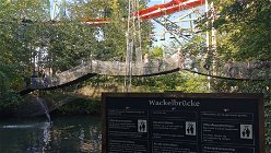 Hängebrücke, Schwimm- und Wackelbrücke